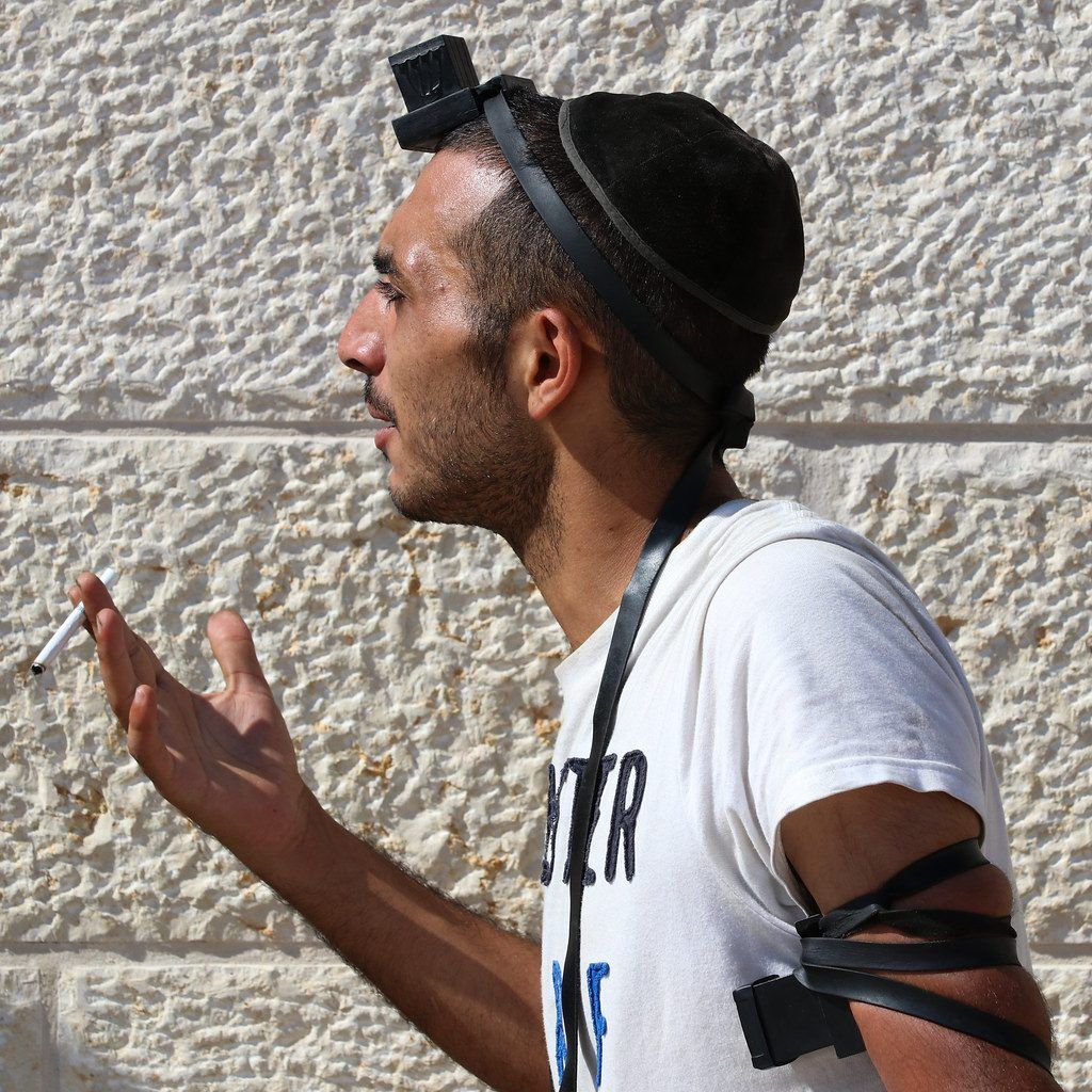 Préparer sa bar mitsva : le rav, le professeur et les téfilines