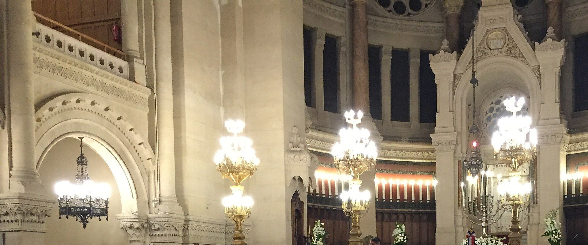Les lustres dorés de la Grande synagogue de la Victoire, Paris